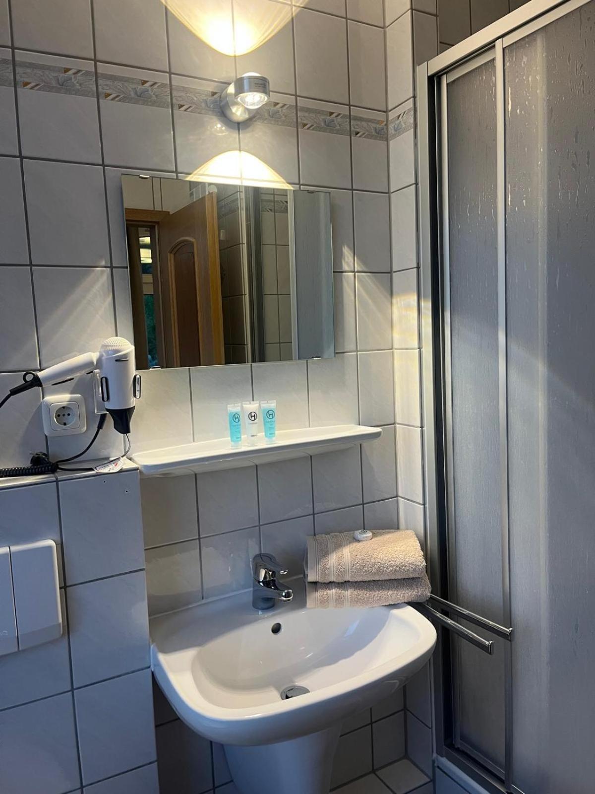 Zur Sonne "Gasthaus-Bar-Events" Poppenhausen Eksteriør bilde